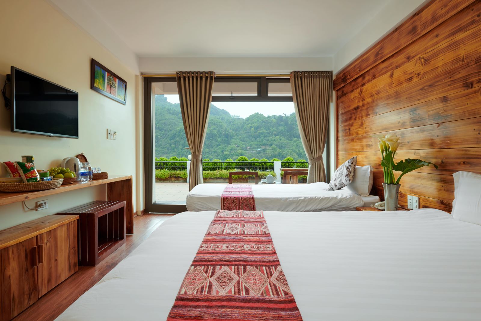 Deluxe Family Room with Mountain View and Terrace